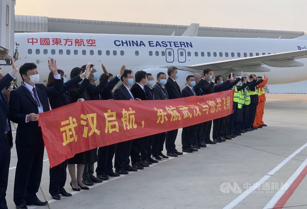 武漢因疫情封城76天,武漢天河機場國內客運航班在8日恢復運營。圖為首架客機準備從武漢天河機場起飛。(中新社提供)中央社 109年4月8日
