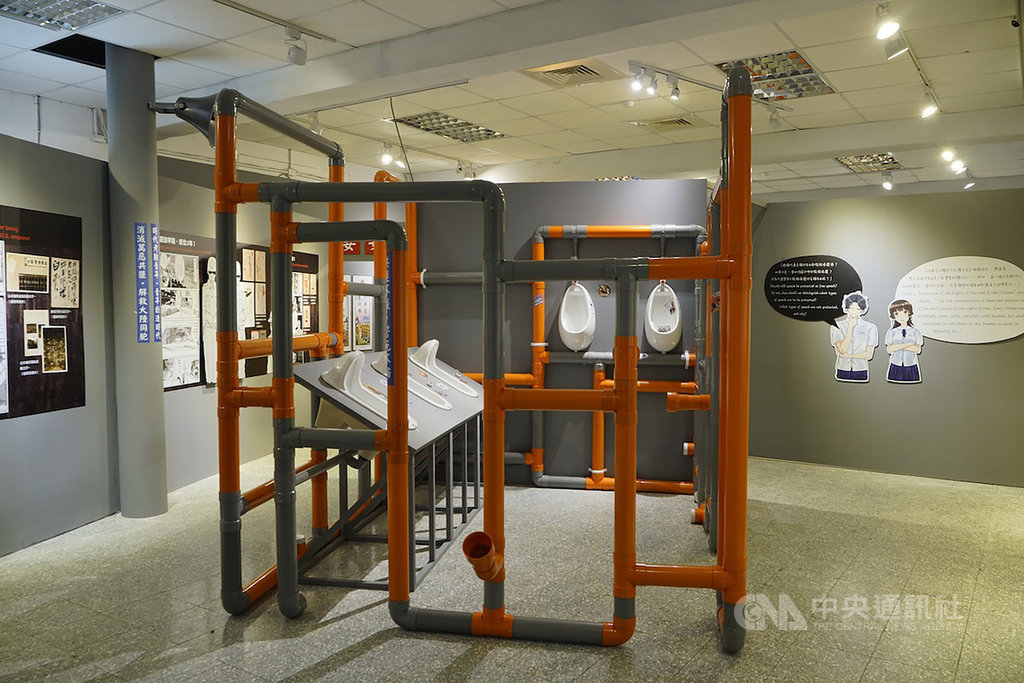 藝術家蔡坤霖在「銬!我被抓了?!」特展,搭建一座流竄著不能說的祕密公廁空間,藉由污水管傳出的各種聲音,體驗戒嚴年代踩到言論獲罪紅線的言詞歌曲,也體驗平行時空隔牆有耳的荒謬錯亂。(國家人權博物館提供)中央社記者鄭景雯傳真 109年4月8日