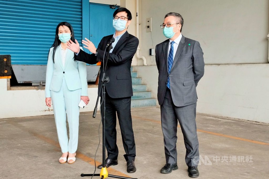 高雄市長韓國瑜團隊聲請停止執行罷免案。行政院副院長陳其邁(中)8日表示,防疫是現在最重要的工作,其他的工作自己沒有任何評論,選舉權與罷免權都是市民的權利,尊重高雄市民的決定,自己也相信,任何人都要尊重高雄市民的決定。中央社記者吳睿騏桃園攝 109年4月8日