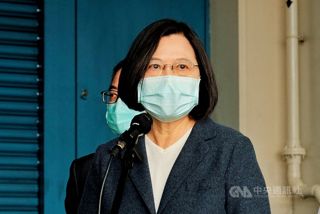 總統蔡英文8日前往桃園市參訪製藥公司時表示,台灣在口罩、藥物、物資或其它科技層面,只要有餘力、其他國家有需要,政府願意共同討論協助全球防疫,希望所有國家都能聽到台灣的聲音,了解台灣的處境。中央社記者吳睿騏桃園攝 109年4月8日