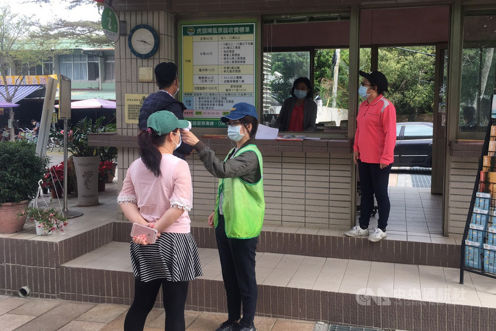 中央流行疫情指揮中心在4日針對人潮擁擠景點發布國家級警報,台南市有3個景點被列入。市府已完成消毒,並持續入園量測體溫等措施。(台南市政府提供)中央社記者楊思瑞台南傳真 109年4月8日