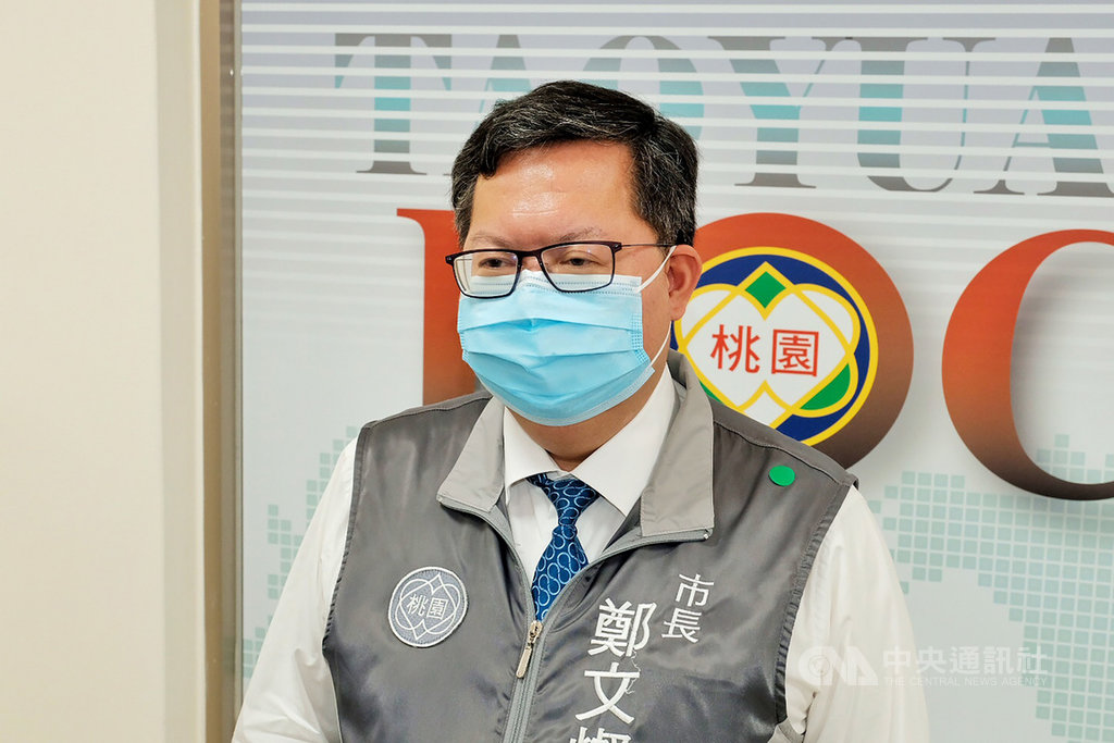 桃園市長鄭文燦(圖)8日出席市政會議後受訪表示,受武漢肺炎疫情影響,免費市民公車運量少3成,交通局研議裁撤20條免費公車路線並減班30%行駛,但會以不影響民眾就學、就醫及偏鄉交通服務為原則。中央社記者吳睿騏桃園攝 109年4月8日