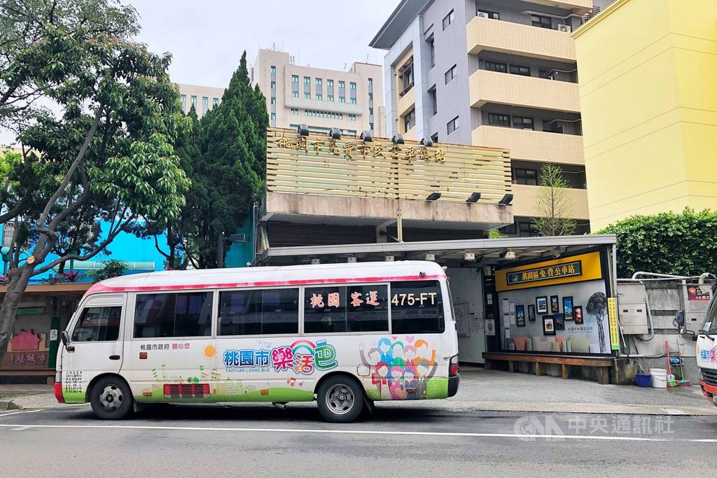 桃園市政府表示,受到2019冠狀病毒疾病(COVID-19,武漢肺炎)疫情影響,免費公車整體載客量明顯減少,為反映實際乘車狀況並降低對市民衝擊,將從20日起減班30%行駛,採取減少離峰班次為主、通勤通學尖峰班次維持。中央社記者吳睿騏桃園攝 109年4月8日