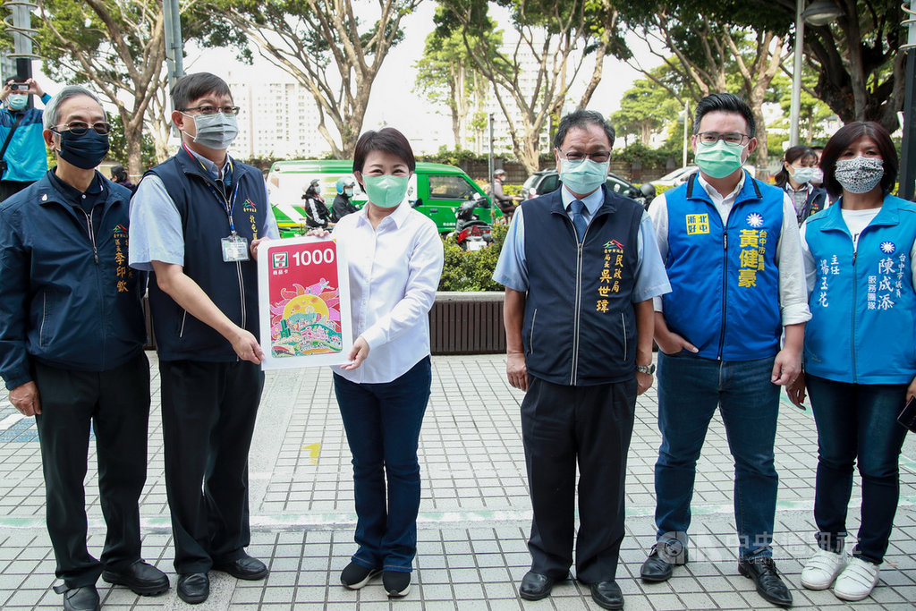 2019冠狀病毒疾病(COVID-19,武漢肺炎)疫情延燒,站在防疫第一線的民政人員壓力沉重,台中市長盧秀燕(左3)8日前往北屯區公所感謝里幹事,發放每名里幹事1張面額新台幣1000元的超商商品券做為獎勵。中央社記者郝雪卿攝 109年4月8日