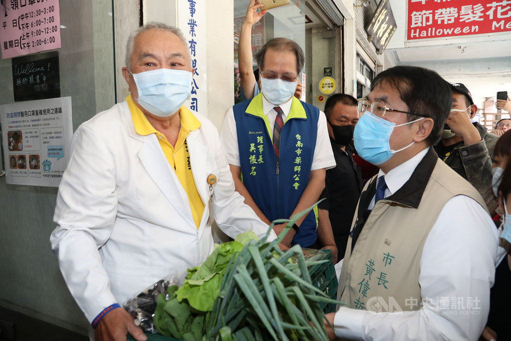 台南市中西區千代藥局72歲藥師陳盈舟(前左)不畏尿失禁,執意穿紙尿布代售口罩,台南市長黃偉哲(前右)8日帶著新鮮食材前往慰問。中央社記者張榮祥台南攝 109年4月8日