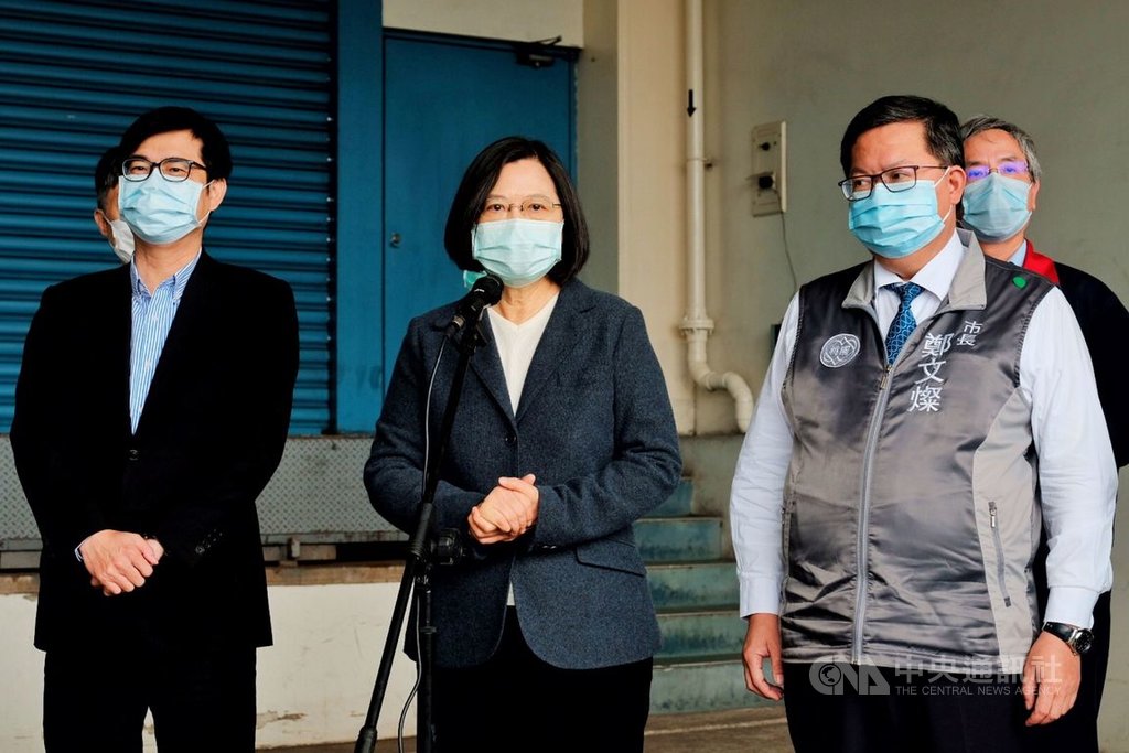 高雄市長韓國瑜團隊聲請停止執行罷免案。總統蔡英文(中)8日受訪表示,「我們的基本態度就是尊重高雄市民的意見,公民權的行使也在高雄市民的手上,那其他我沒有什麼要評論的地方」,一切就讓高雄市民來決定。中央社記者吳睿騏桃園攝 109年4月8日