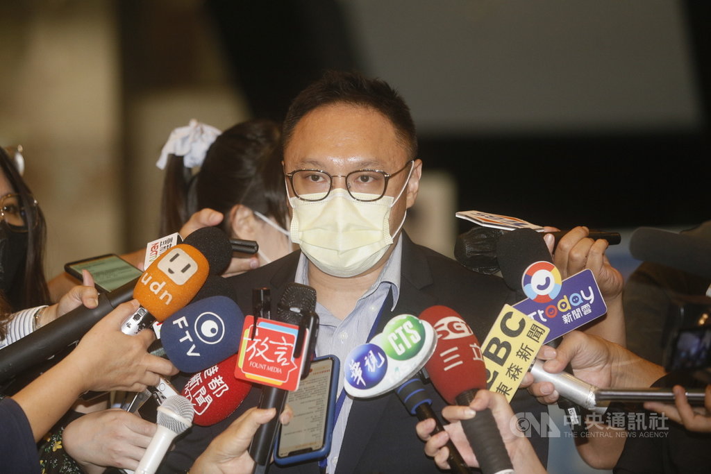 高雄市長韓國瑜團隊聲請停止執行罷免案,罷韓公民團體批評是「博歹筊、賭博不服輸」。高市府新聞局長鄭照新(圖)8日受訪指出,絕對不會是「博歹筊」,而是在找「公親」,避免球員兼裁判、行政權過度擴張解釋的狀況。中央社記者董俊志攝 109年4月8日