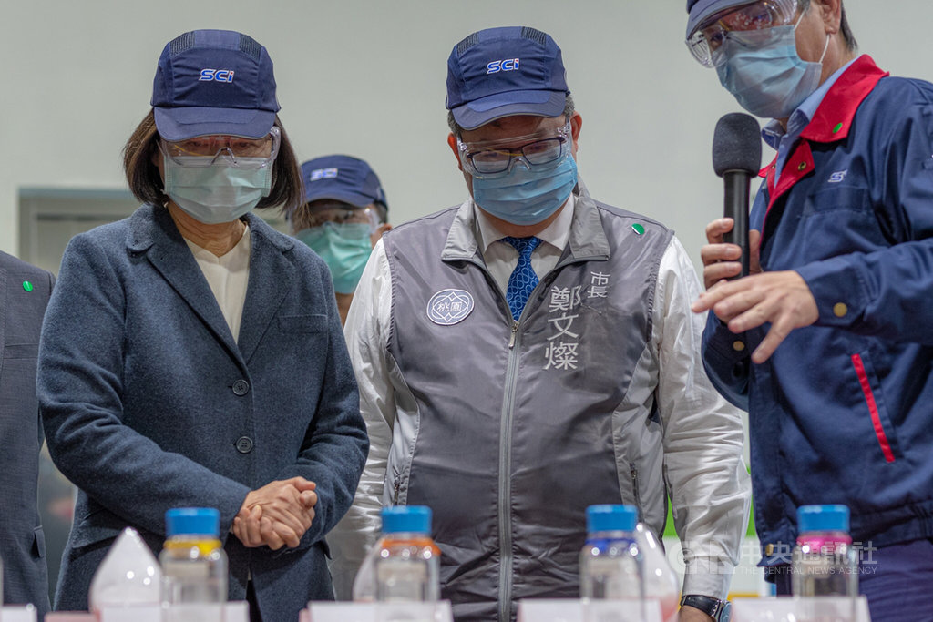 總統蔡英文(左)8日到桃園市參訪研發「羥氯奎寧」原料藥品的旭富製藥公司,她表示,台灣的製造業長久以來深受肯定,感謝旭富製藥公司將其中3噸保留國內製劑廠使用,作為防疫用途保護國家。(桃園市政府新聞處提供)中央社記者吳睿騏桃園傳真 109年4月8日