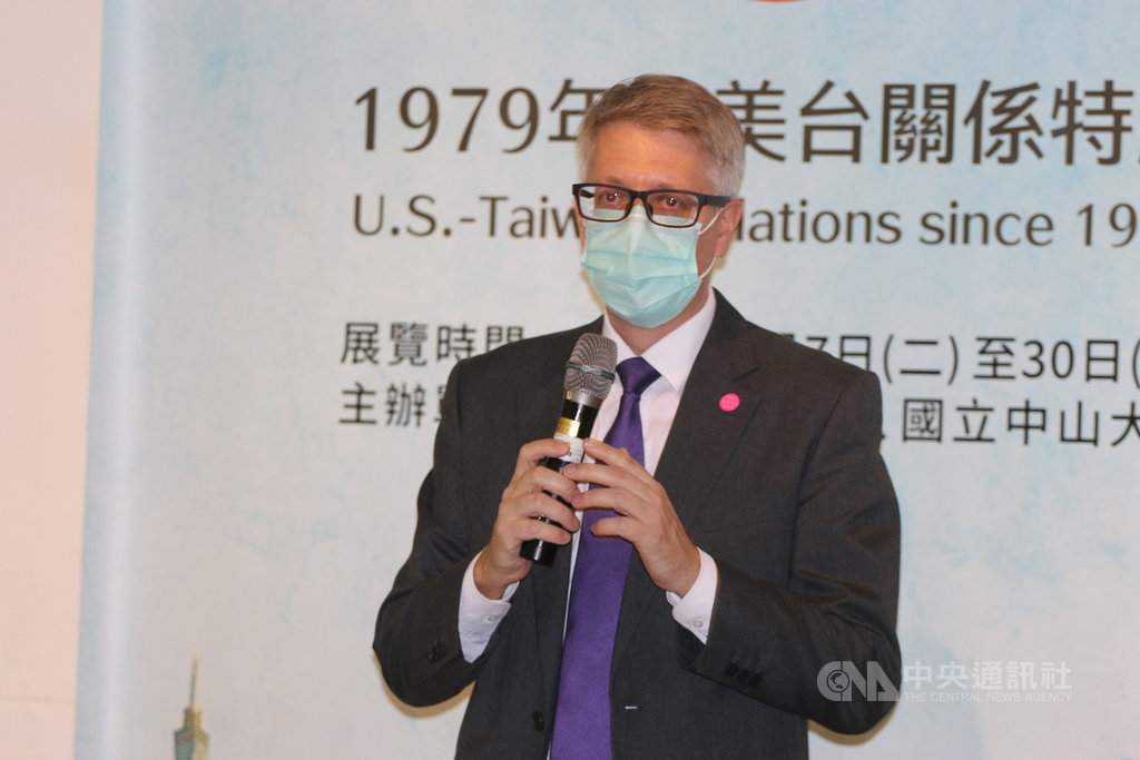 國立中山大學攜手美國在台協會(AIT)舉辦「1979年後美台關係特展」,AIT高雄分處長歐雨修(Matthew O'Connor)致詞,期許進一步延續雙方深厚友誼。中央社記者陳朝福攝 109年4月8日
