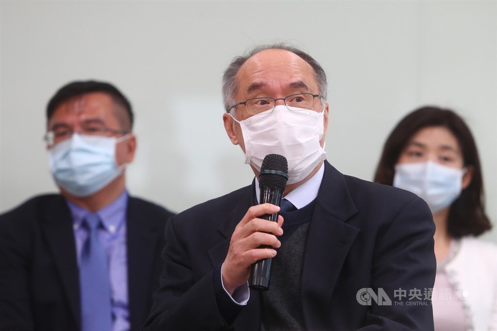 國家衛生研究院8日舉行記者會,院長梁賡義(中)率研究團隊公布最新研發的武漢肺炎快篩試劑雛形,最快15分鐘得知結果,靈敏度媲美流感快篩試劑。中央社記者王騰毅攝 109年4月8日