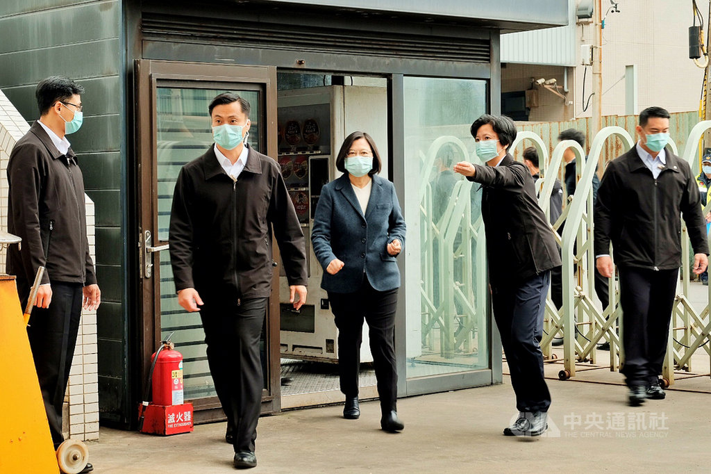總統蔡英文(中)前往桃園市的製藥廠參訪,她說,在全球疫情的情況下,每個口罩都很珍貴,是防疫的重要物資,台灣的口罩穩定供應,希望民眾珍惜不要浪費。中央社記者吳睿騏桃園攝 109年4月8日