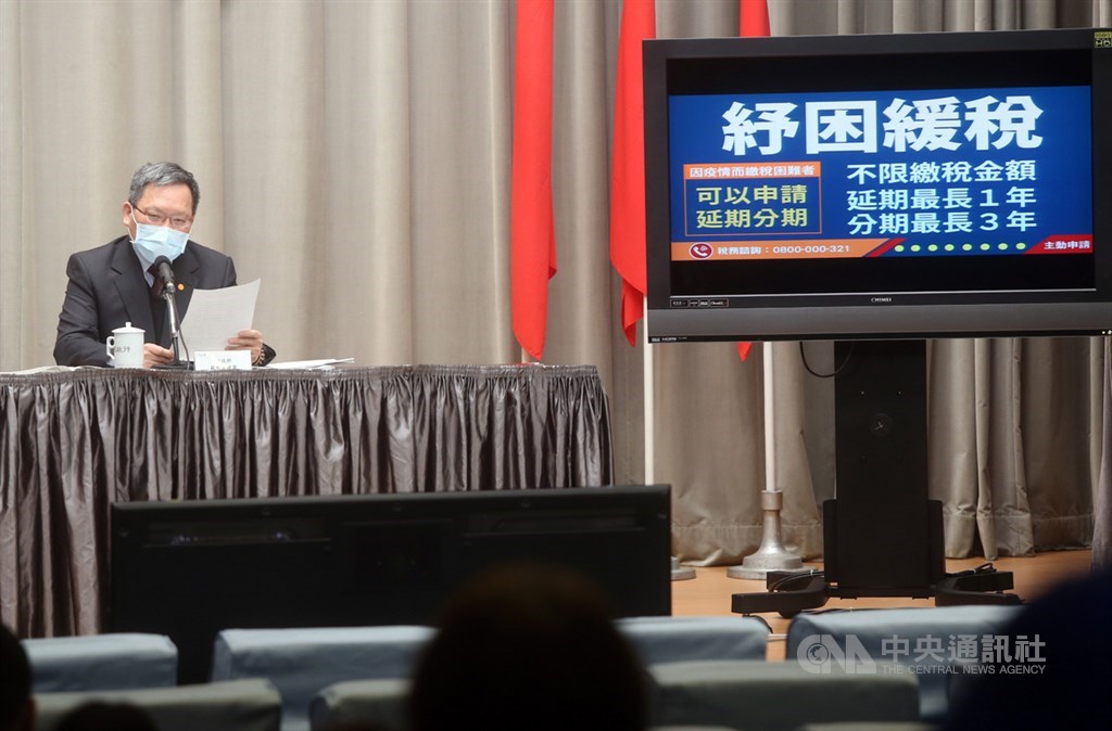 行政院8日召開紓困振興方案記者會,財政部長蘇建榮(圖)利用看板,說明稅務協助措施。中央社記者鄭傑文攝 109年4月8日