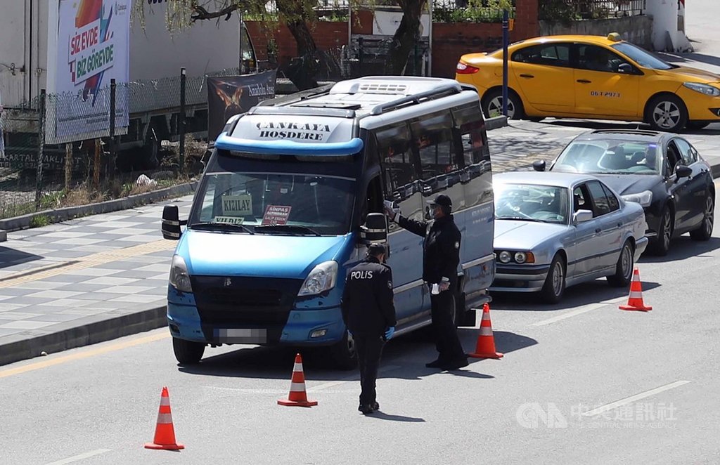 土耳其警方7日在安卡拉圖蘭居內什區(Turan Gunes)一條主要道路設置攔檢哨,對行經的車輛駕駛和乘客測量體溫,並將出現發燒症狀者予以強制隔離。中央社記者何宏儒安卡拉攝 109年4月8日