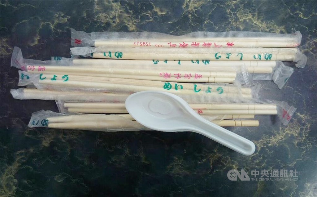 行政院環保署長張子敬8日表示,同意一次性免洗餐具暫時解禁,疫情穩定就會恢復,目前以防疫優先保障國民健康。(中央社檔案照片)