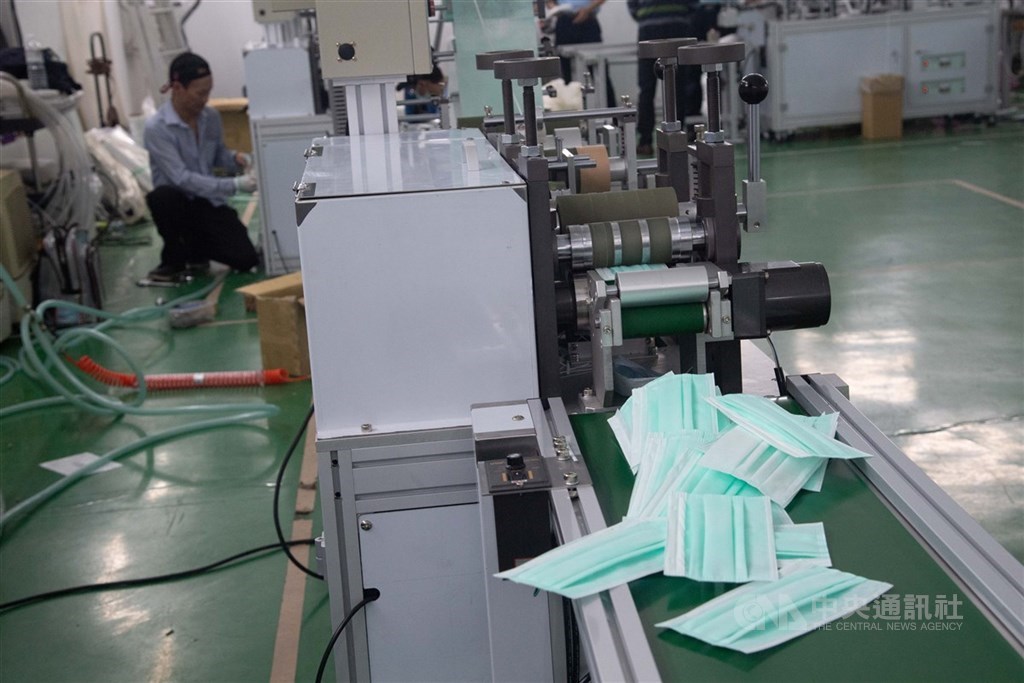 經濟部長沈榮津8日表示,民間有20台口罩機組將在月底上線,屆時日產量有望衝上1700萬片。(中央社檔案照片)