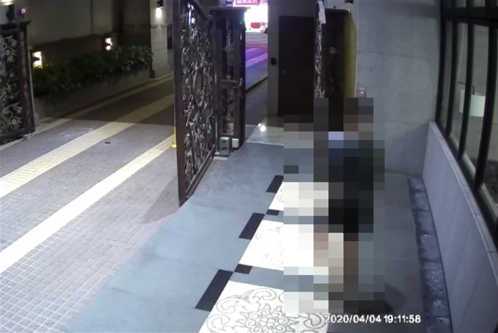 桃園市一名居家檢疫男子透過外送平台叫餐,但因警衛拒絕代領並送到門口,男子只好自行下樓取餐,結果遭到檢舉並報警處理。(民眾提供)中央社記者吳睿騏桃園傳真 109年4月7日