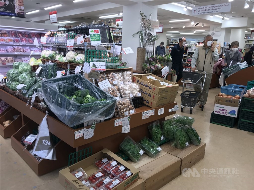 武漢肺炎疫情擴大,日本首相安倍晉三7日發布「緊急事態宣言」,針對東京、大阪、福岡等7都府縣從7日起至5月6日止實施。安倍6日預告,宣言不會造成超級市場、便利商店歇業,因此7日沒出現搶購潮。中央社記者楊明珠東京攝 109年4月7日