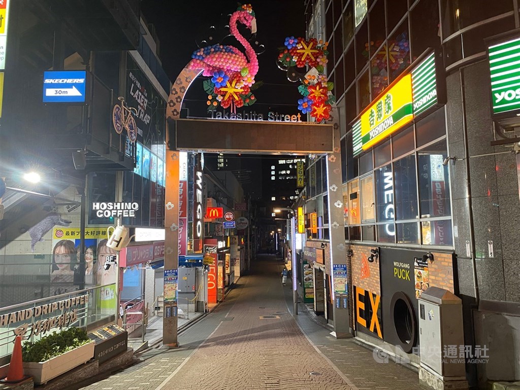 為因應2019冠狀病毒疾病疫情,日本首相安倍晉三7日公布「緊急事態宣言」,對象是東京、大阪等7都府縣,盼民眾盡量少外出。7日晚間東京原本相當熱鬧的原宿竹下通宛如鬼城。中央社記者楊明珠東京攝 109年4月7日
