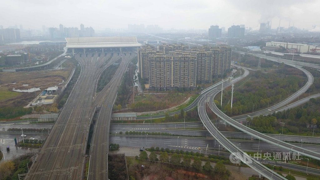 中共總書記習近平下令武漢市1月23日全面封城,目的是阻絕2019年新型冠狀病毒往外擴散。圖為2020年1月26日武漢市內交通要道已無車輛。(中新社提供)中央社 109年4月8日