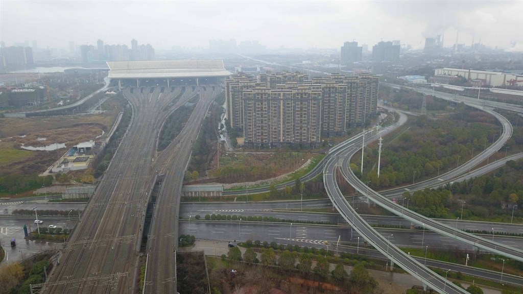 中共總書記習近平下令武漢市1月23日全面封城,目的是阻絕2019年新型冠狀病毒往外擴散。圖為2020年1月26日武漢市內交通要道已無車輛。(中新社提供)中央社 109年4月8日