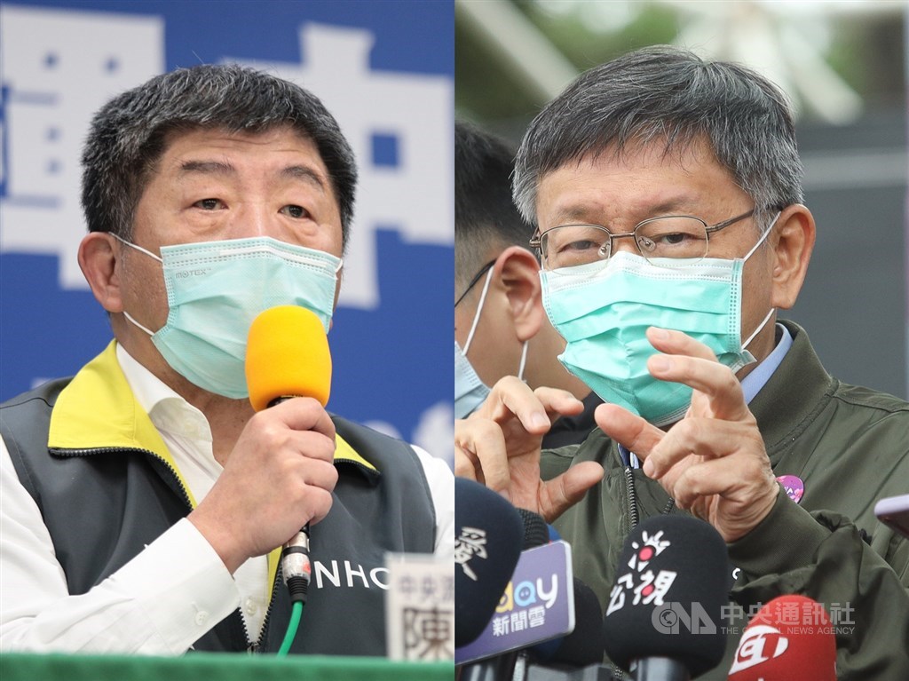 口罩產量提升,台北市長柯文哲(右)認為政府應一次賣一個月份口罩,指揮中心指揮官陳時中(左)8日表示,即便口罩總量夠仍須考量分配,避免需求爆量。(中央社檔案照片)