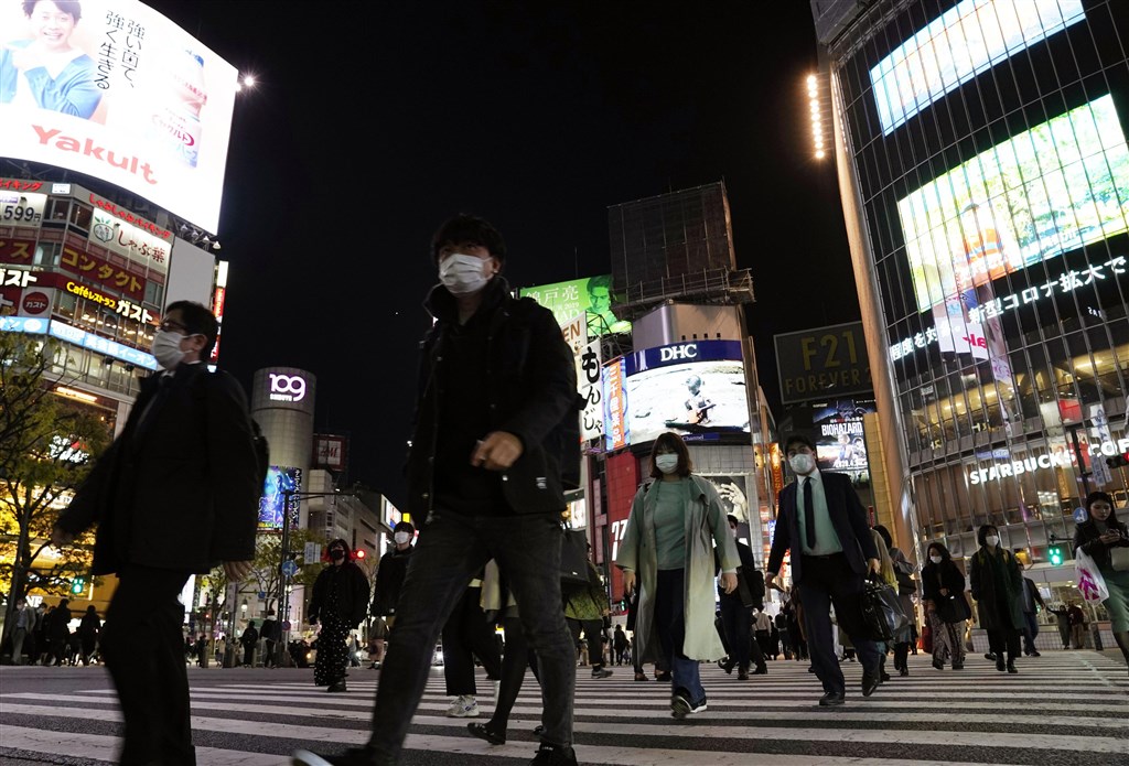 日本首相安倍晉三7日公布「緊急事態宣言」,以東京都等7都府縣為實施對象,8日起生效至5月6日止。圖為7日晚間宣布緊急事態宣言後的東京澀谷街頭。(共同社提供)