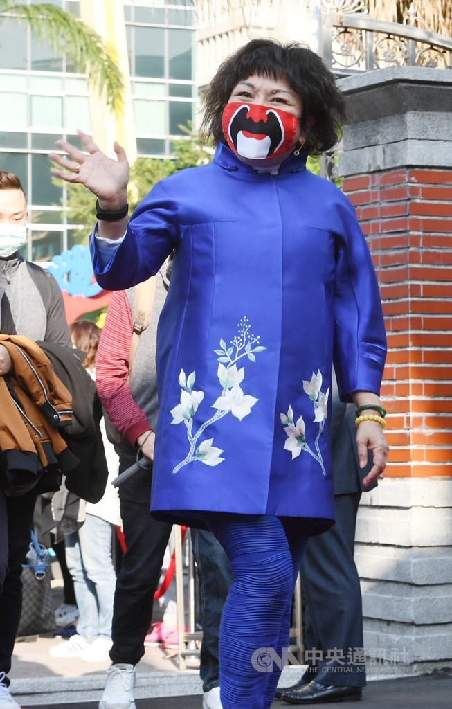 國民黨立委葉毓蘭(前)8日說,她嘗試蒸口罩,但因為沒有電鍋、只有氣炸鍋,「我去氣炸一下」,結果差點在立法院青島二館引發火警。(中央社檔案照片)