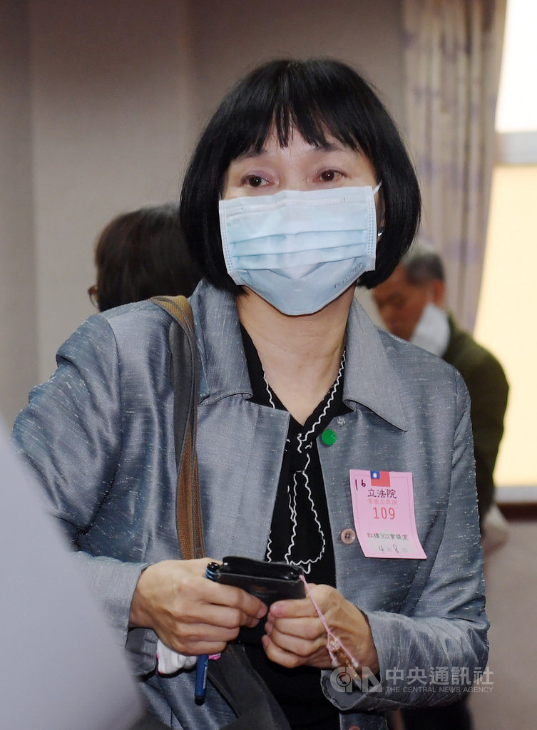 促轉會代理主委楊翠(圖)8日在立法院列席備詢,對前行政院長郝柏村是否頒褒揚令一事表示,應全面反省,威權統治時期涉違反自由民主憲政秩序不法行為的當事人,是否應獲頒褒揚令。中央社記者施宗暉攝 109年4月8日