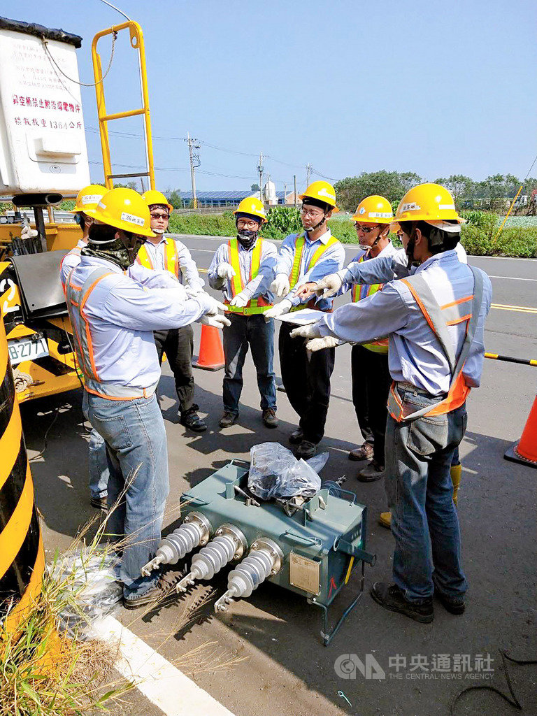 台電公司表示,2月啟動口罩工廠電力穩供計畫,已出動18個區處、約1000人次投入協助口罩工廠線路巡檢及設備維護改善作業,確保業者用電無虞。(台電提供)中央社記者蔡芃敏傳真 109年4月8日