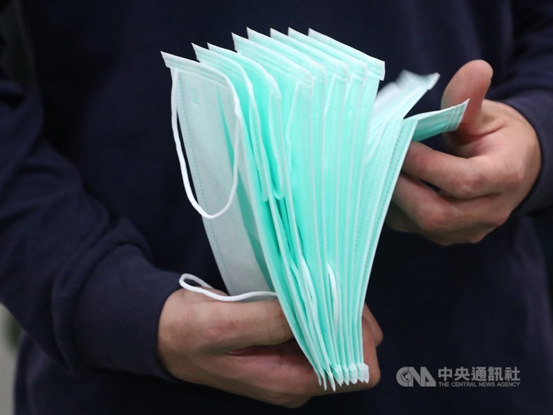 為了照顧在海外的台灣人,避免因為口罩不足而暴露在感染風險中,從9日上午9時起開放民眾申請、寄送口罩至海外。(中央社檔案照片)