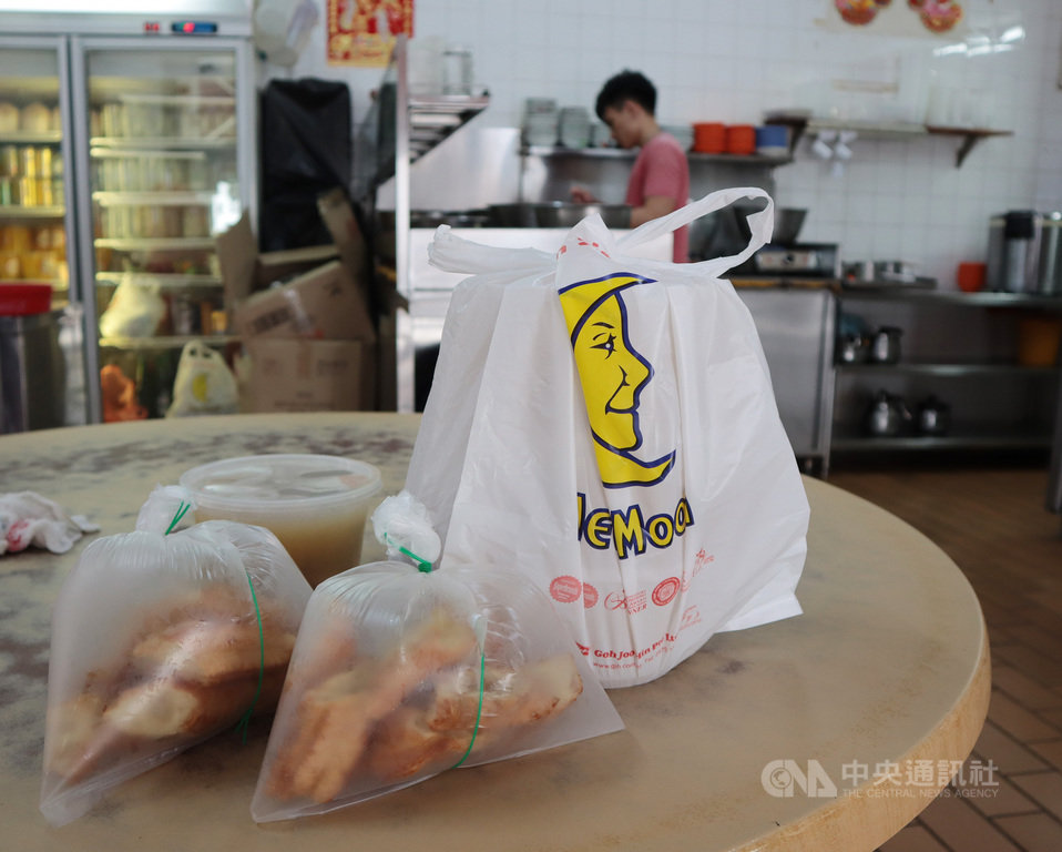 新加坡落實社交安全距離規範,嚴禁餐館與美食中心內用餐,餐點只能外帶或外送。中央社記者黃自強新加坡攝 109年4月8日