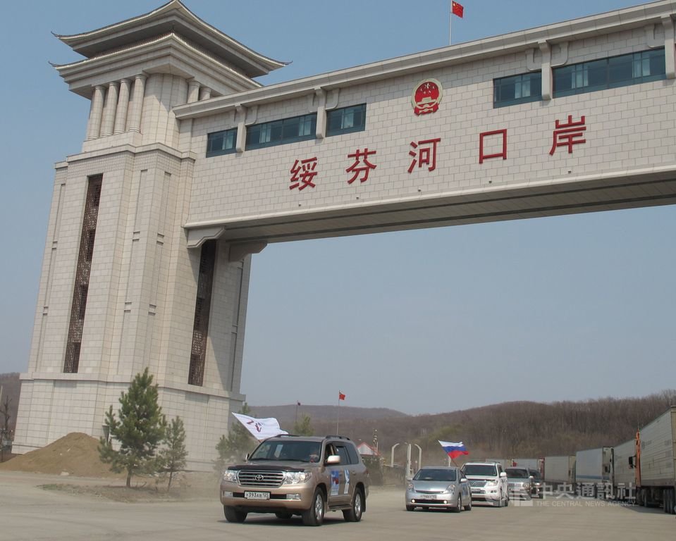 中俄邊境的黑龍江省綏芬河市,為防止從俄羅斯輸入武漢肺炎病例,8日起實行社區封閉式管理。當地口岸有百年口岸之稱,臨時關閉至13日,何時開關還未明確。圖為攝於2015年的綏芬河口岸。(中新社提供)中央社 109年4月8日