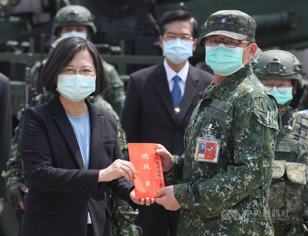 總統蔡英文(前左)9日上午赴駐地台南的陸軍砲兵第43指揮部視察演練狀況,並頒發加菜金,由砲1營營長劉慶春(前右)代表接受。中央社記者張新偉攝 109年4月9日