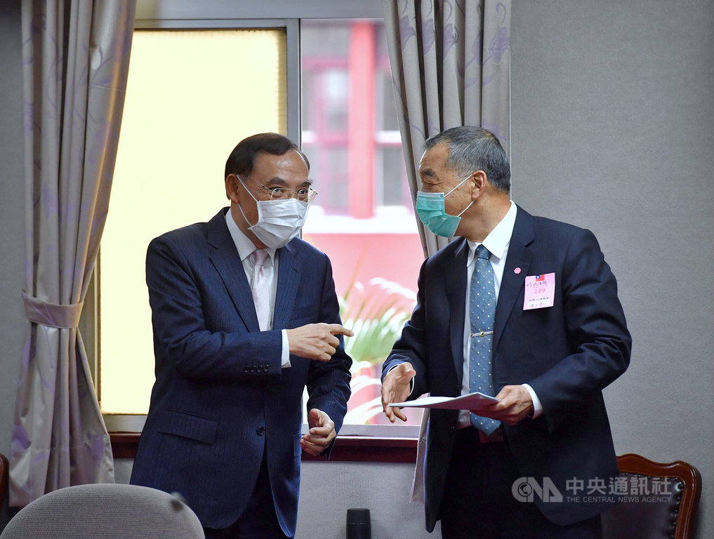 立法院司法及法制委員會9日邀請法務部長蔡清祥(左)和國安局長邱國正(右)等,就「政府以資訊國安為由採用電子監控系統並追蹤手機,是否侵犯自由人權與侵害隱私?應如何確立合理明確的法律界限?」進行專題報告,並備質詢;兩人會前交換意見。中央社記者王飛華攝 109年4月9日
