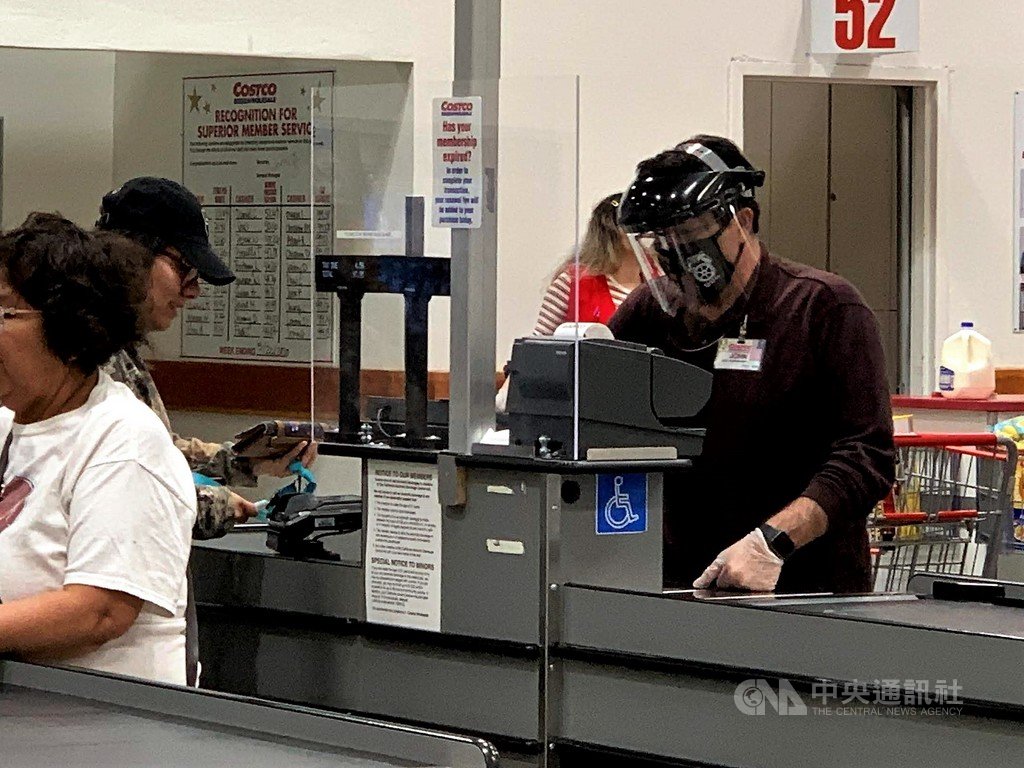 洛杉磯市長賈西迪(Eric Garcetti)7日宣布提升防疫措施,要求超市賣場的員工必須戴口罩。圖為賣場收銀員自備口罩、面罩。中央社記者林宏翰洛杉磯攝109年4月9日