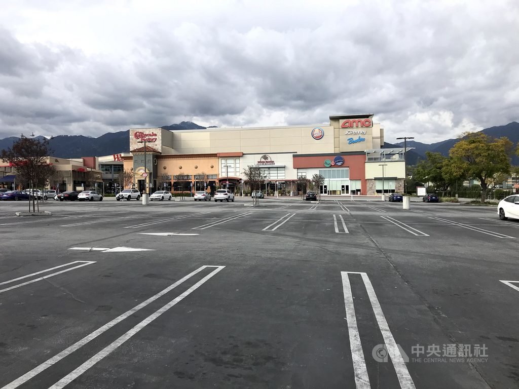 加州採取居家隔離防疫,關閉電影院、內用餐廳等非民生必需的營業場所。圖為影城外空蕩蕩的停車場。中央社記者林宏翰洛杉磯攝 109年4月9日