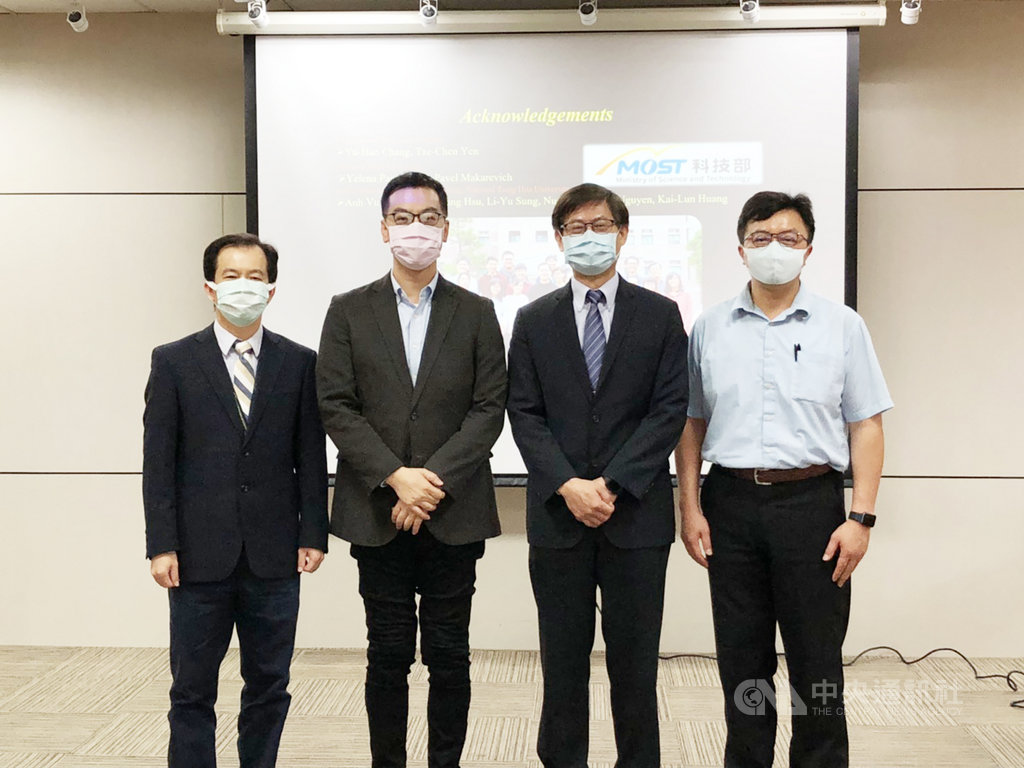 台灣產學團隊研究歷時6到7年開發「CRISPR-AI雙向基因調控系統」,科技部9日召開學術成果記者會,左起科技部工程司司長徐碩鴻、清華大學化工系講座教授胡育誠、科技部政務次長許有進與中國醫藥大學助理教授林進裕。中央社記者蘇思云攝 109年4月9日
