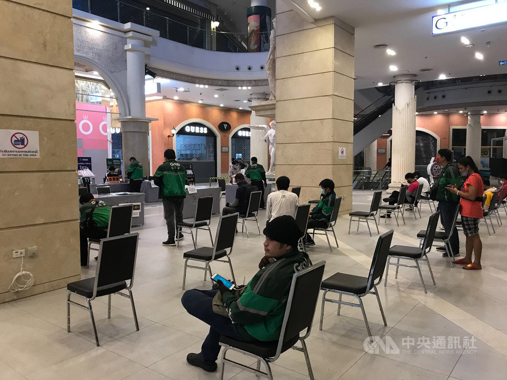泰國關閉商場並要求餐廳只能做外帶業務,在曼谷的商場大廳排了椅子,讓外送員可坐著等待。中央社記者呂欣憓曼谷攝 109年4月9日