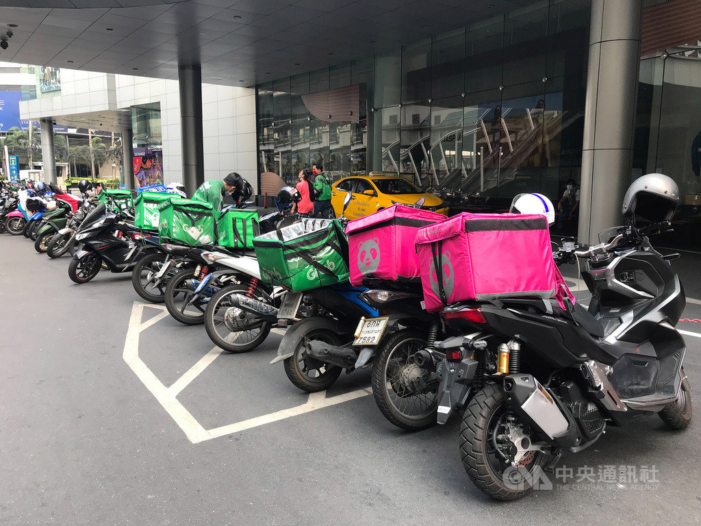 泰國關閉商場並要求餐廳只能做外帶業務,在曼谷的商場外排滿了等著接外送訂單的外送業者摩托車。中央社記者呂欣憓曼谷攝 109年4月9日