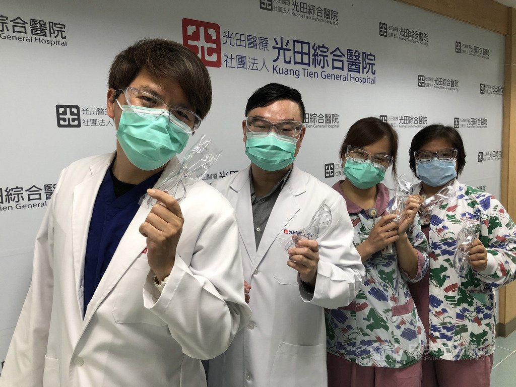 一名林姓重病患者接受光田醫院醫療團隊照護,恢復順利,近來有感於武漢肺炎疫情延燒,他和家人決定一同捐贈120副防疫護目裝備給院方,讓前線醫護更安全。中央社記者趙麗妍攝 109年4月9日