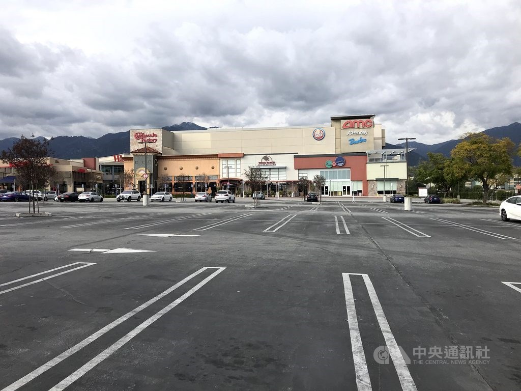 加州採取居家隔離防疫,關閉電影院、內用餐廳等非民生必需的營業場所。圖為影城外空蕩蕩的停車場。中央社記者林宏翰洛杉磯攝 109年4月9日