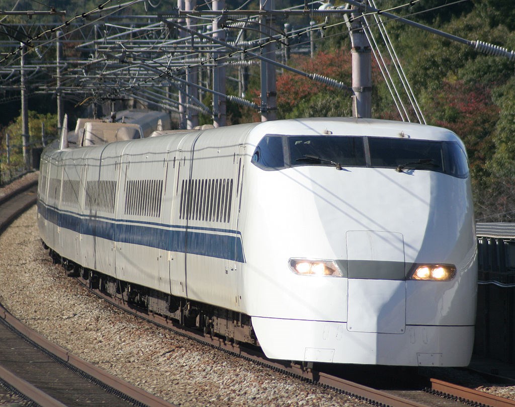 1992年東海道新幹線「希望號301車次」未停靠大城市名古屋引發爭議,日本開始出現「跳過名古屋」的說法。圖為與當時「希望號301車次」同車型的新幹線列車。(圖取自維基共享資源;作者Mitsuki-2368,CC BY-SA 3.0)