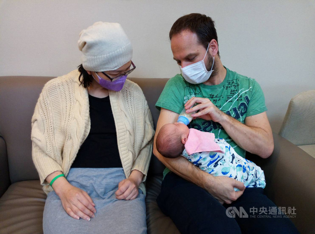 遠嫁荷蘭的孫姓女子因覺得台灣醫療較為溫馨且人性化,第2胎決定回台灣待產,原定預產期為3月28日,荷蘭籍丈夫在預產期前1週來到台灣,須先居家檢疫14天,沒想到寶寶4月4日等爸爸檢疫出關才報到,讓夫妻倆備感窩心。(大千醫院提供)中央社記者管瑞平傳真 109年4月9日