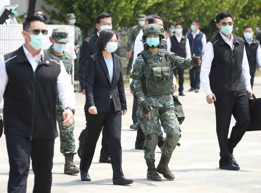 108年漢光演習期間,由全女性官兵所組成的M110A2自走砲班表現亮眼,總統蔡英文(前左2)9日上午赴駐地台南的陸軍砲兵第43指揮部視察演練狀況,並聽取女性連長黃褀文(前右2)上尉簡報。中央社記者張新偉攝 109年4月9日