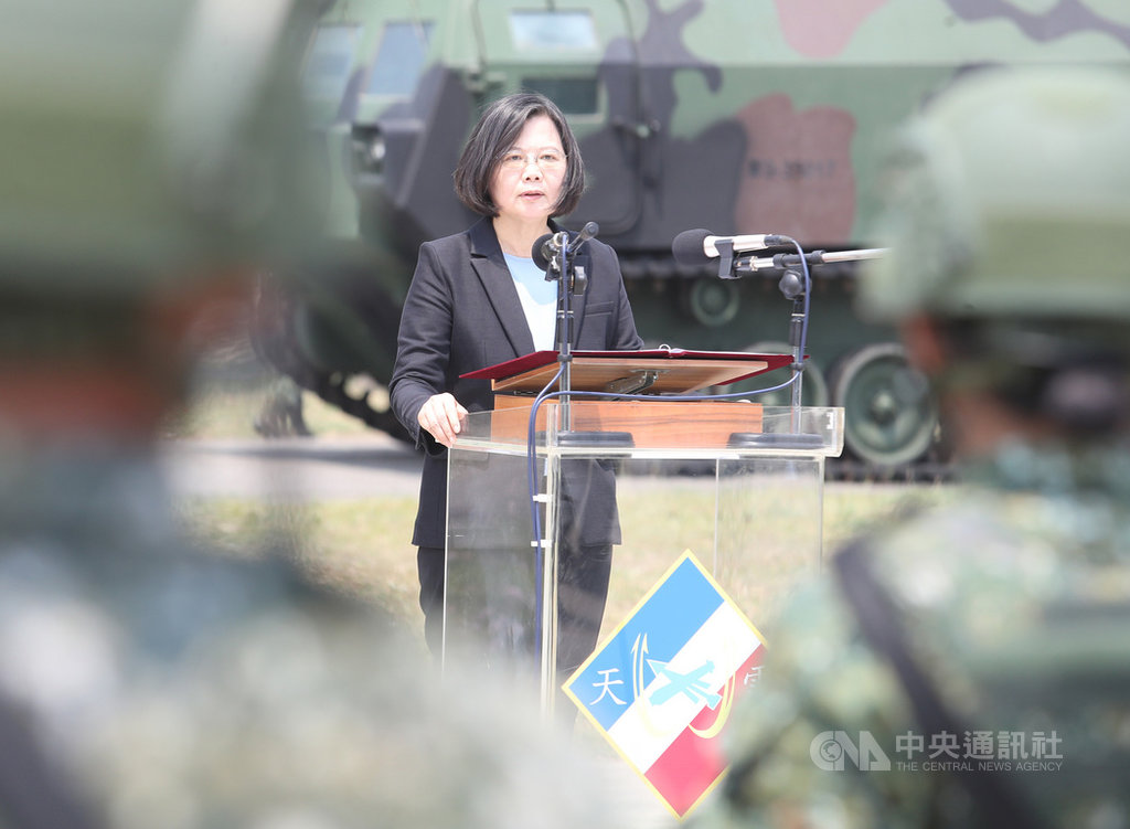 總統蔡英文(中)9日赴陸軍砲兵第43指揮部視察。由全女性官兵組成的M110A2自走砲班,去年漢光演習表現傑出,蔡總統說,女官兵搬運重98公斤砲彈能面不改色、扛起重任,是「巾幗不讓鬚眉」。中央社記者張新偉攝 109年4月9日