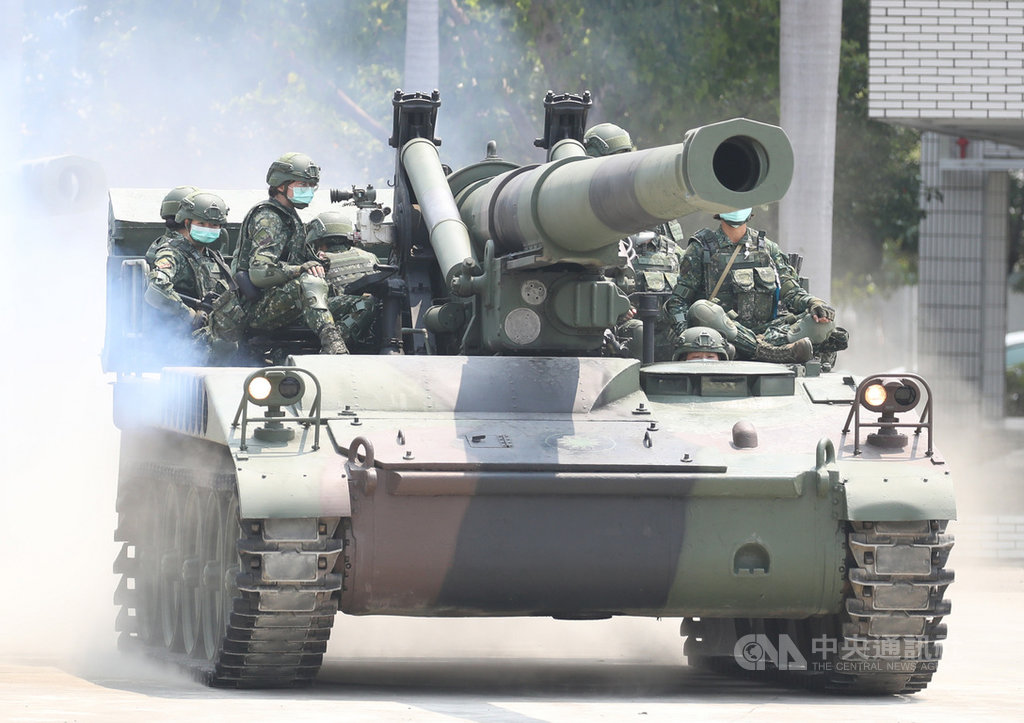 陸軍第8軍團第43指揮部砲1營戰備部隊,平時任務為反滲透、反空(機)降、反突擊等火力支援,並依命令轉換執行「永康災防分區」災防任務,已累積紮實的訓練及豐富實務經驗;去年漢光演習期間,由全女性官兵所組成的M110A2自走砲班表現亮眼,總統蔡英文讚「巾幗不讓鬚眉」。中央社記者張新偉攝 109年4月9日