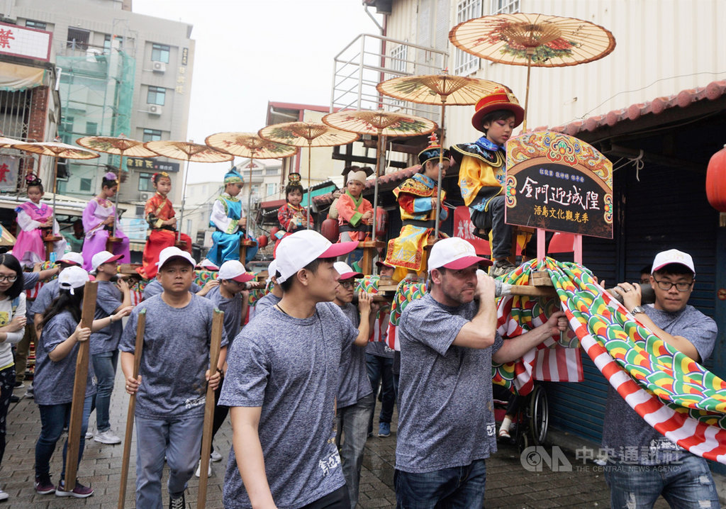 金門縣金城鎮公所9日宣布,今年迎城隍文化季活動取消。每年迎城隍,蜈蚣座親子嘉年華踩街活動最受歡迎,開放報名即秒殺,還曾登上金氏世界紀錄。中央社記者黃慧敏攝 109年4月9日