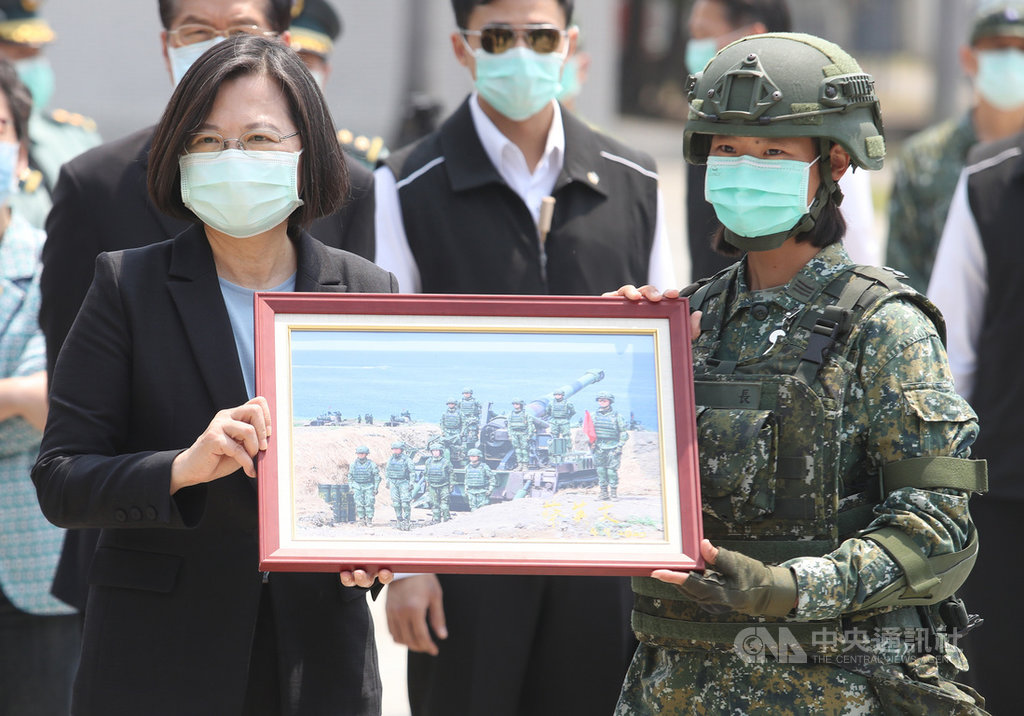 總統蔡英文(前左)9日上午赴駐地台南的陸軍砲兵第43指揮部視察演練狀況,聽取簡報,並在M110A2自走砲班的照片上簽名。中央社記者張新偉攝 109年4月9日