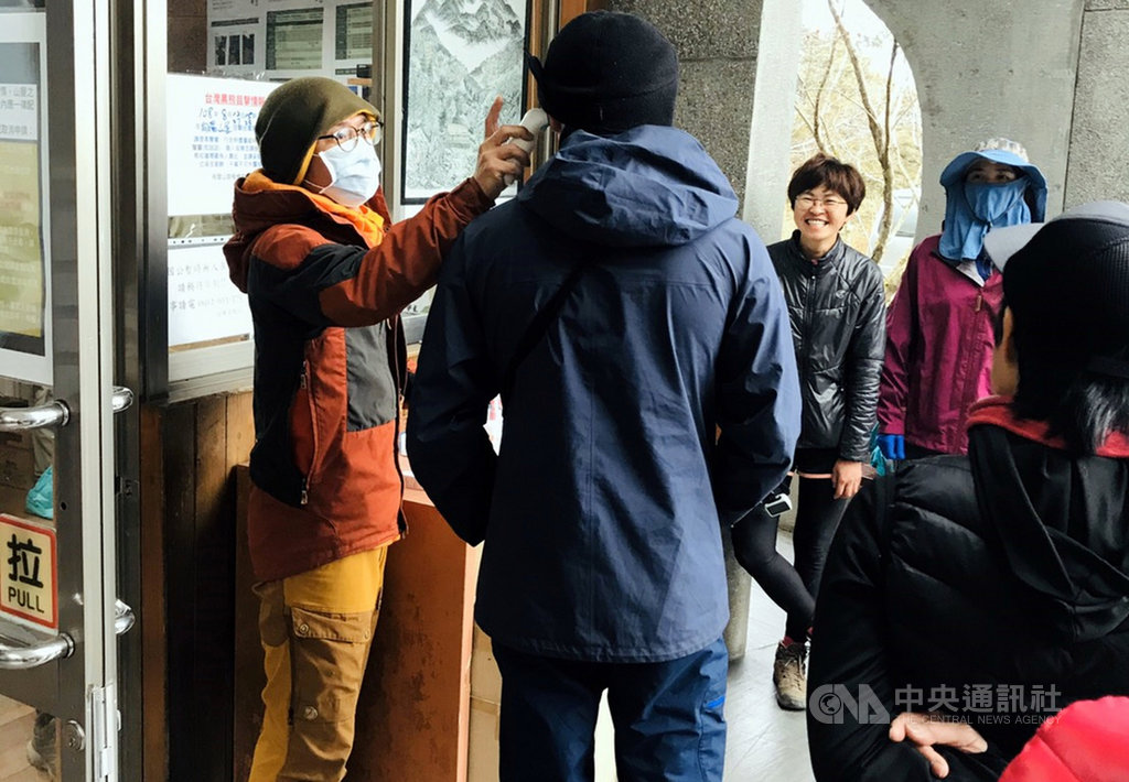 武漢肺炎(2019冠狀病毒疾病,COVID-19)疫情蔓延,嘉明湖國家步道加強防疫措施,2個避難山屋即日起住宿人數降半,同時在登山口測量體溫,發燒山友禁止入山。(台東林管處提供)中央社記者盧太城台東傳真 109年4月9日