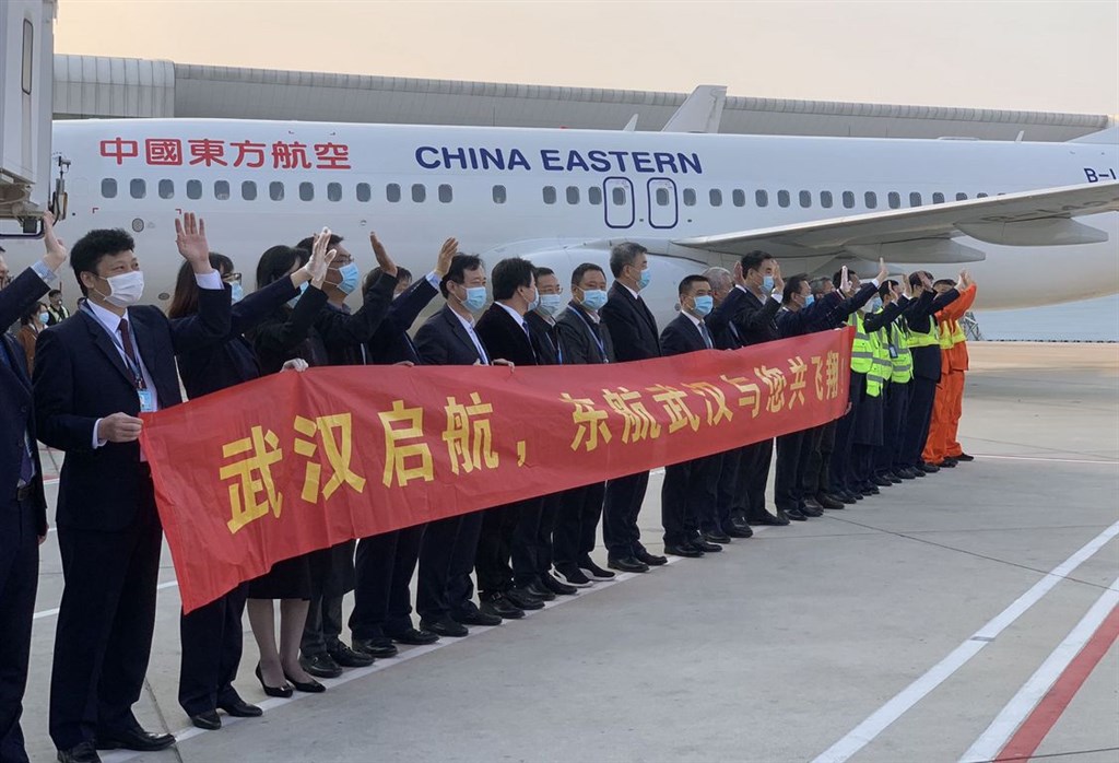 武漢因疫情封城76天,武漢天河機場國內客運航班在8日恢復運營。圖為首架客機準備從武漢天河機場起飛。(中新社提供)中央社 109年4月8日